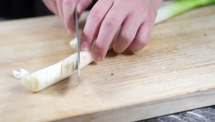Finely chop green onion. (Make diagonal cuts on both sides.)