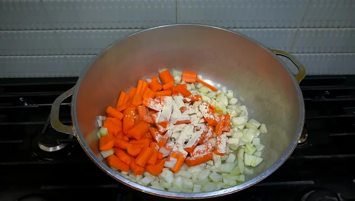 Enhance with 2 tbsp garlic powder, 1 tbsp onion powder, and 2 packages of dashi. Stir fry for 20 minutes.
