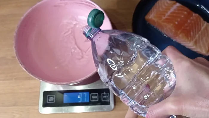 In a large bowl, combine 200ml of Levissima natural water, 15ml of sake, and 30g of natural salt. Mix well until the salt dissolves.