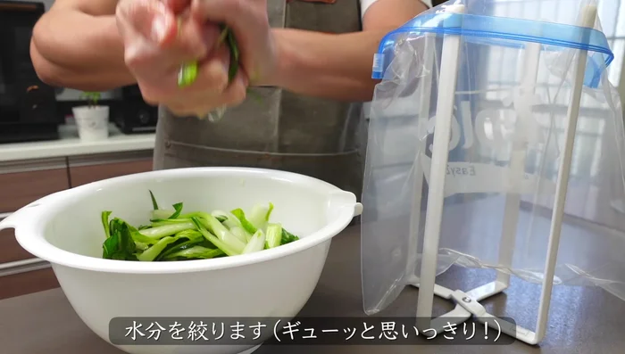 Squeeze out excess water from the Shingensai. A bag with a tipper is helpful for this step.