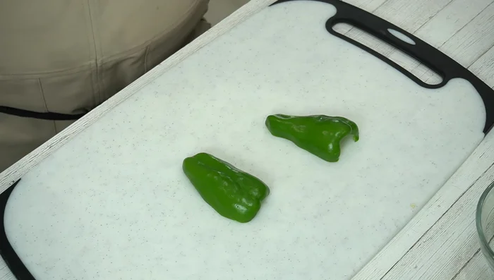 Cut the peppers into 5-7mm wide pieces along the grain to reduce bitterness.