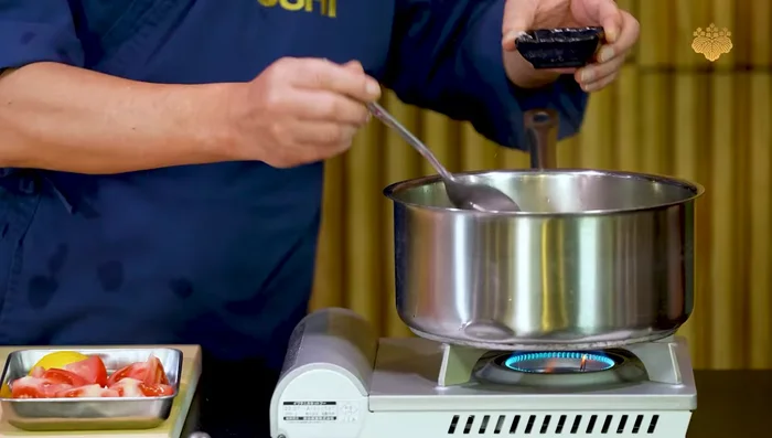 Prepare the pork broth: Heat water, add salt, sugar, and sake. The water temperature should be 80°C (not boiling).
