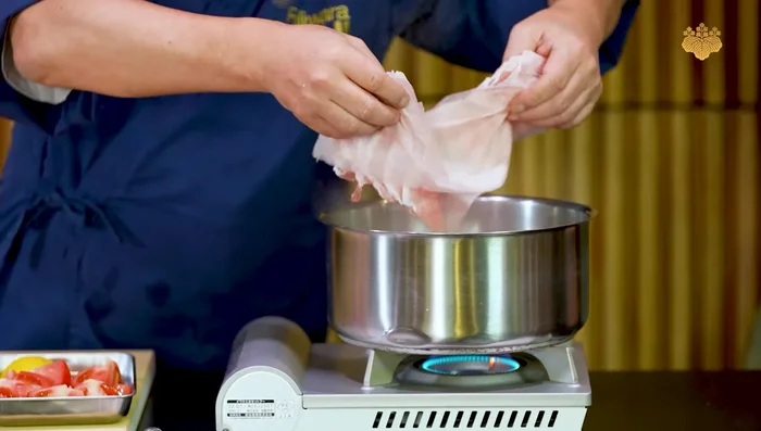 Blanch the pork: Briefly drop the sliced pork into the water until it turns white, then immediately drain and rinse with cold water (add ice if available to stop the cooking process).