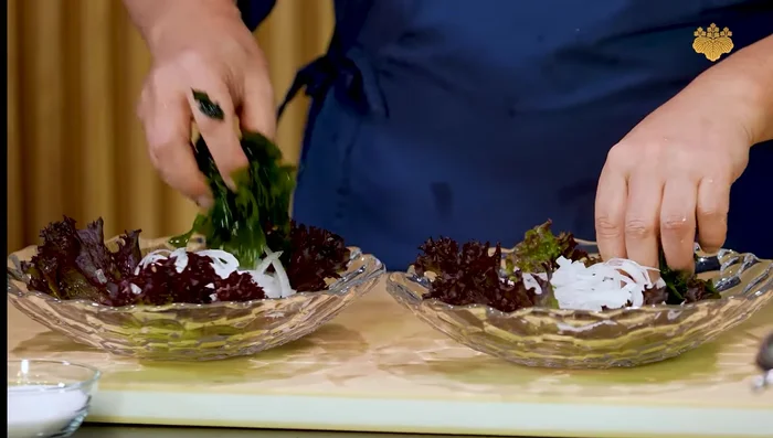 Assemble the salad: Arrange lettuce leaves, rinsed onion, wakame, cucumber, and the blanched pork on a plate. Garnish with tomato slices and lemon wedges. Add radish sprouts (optional).