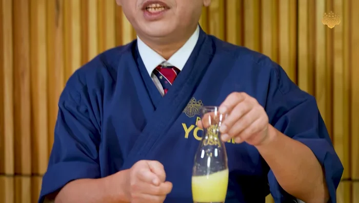 Prepare the Panzoo sauce: Mix soy sauce, rice vinegar, and lemon juice (or yuzu juice) in a 4:3:2 ratio (40ml soy sauce, 30ml rice vinegar, 20ml lemon juice). You can add optional seasonings like finely chopped green onions or grated daikon with Aka or Roshi paste.