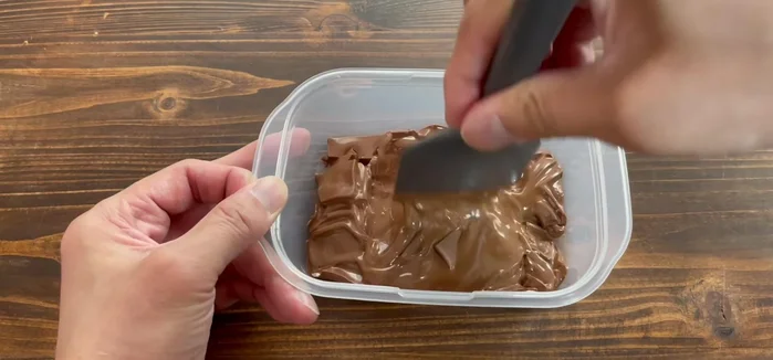 Mix the melted chocolate until smooth and lump-free.