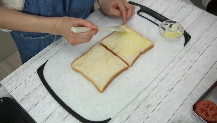Spread butter and mustard mixture on the inside of toasted bread.