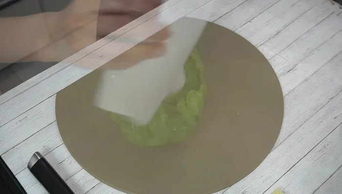 Wash and prepare one lettuce leaf, making a cut in the middle to spread it out. [127.399]