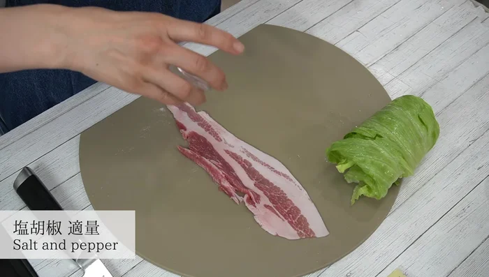 Season the lettuce roll with salt and pepper, then sprinkle with flour. [176.239]