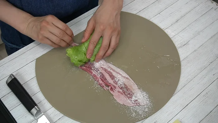 Roll the pork belly around the lettuce tightly. [185.76]