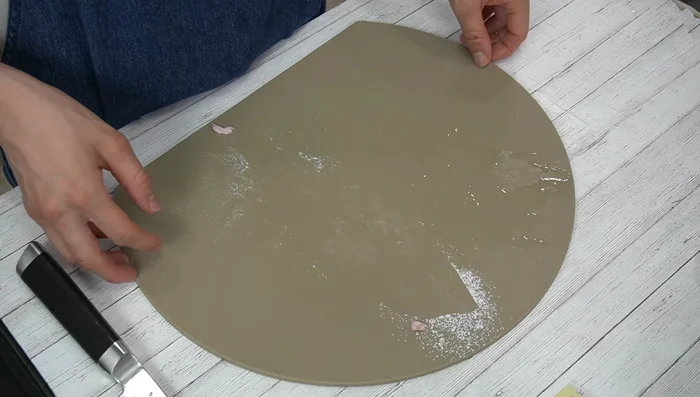 Place the meat-wrapped lettuce in a heat-resistant dish, cover loosely with plastic wrap, and poke holes for air circulation. [196.159]