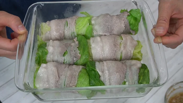 Once the lettuce is cooked, remove the plastic wrap and add the sesame sauce. [290.84]