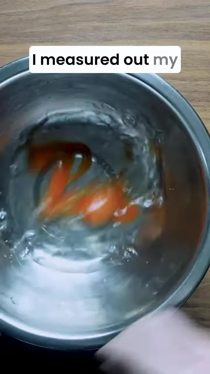 Make the batter: Crack an egg into a bowl. Add chilled water (50ml), cake flour (4 tablespoons), and potato starch (3 tablespoons). Stir until just combined, leaving small lumps.