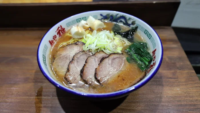 Prepare the chashu (braised pork): Boil pork for over 2 hours in soy sauce and sugar to create its tender and flavorful taste. (This can also be done in advance)