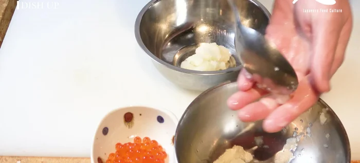 Prepare the daikon and salmon roe accompaniment: Grate the daikon, squeeze out excess water, and mix with panzoo and salmon roe.