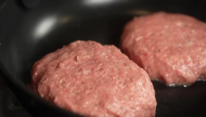 Sear the patties in a medium-high heat pan for 3 minutes per side, without moving them to retain juices.