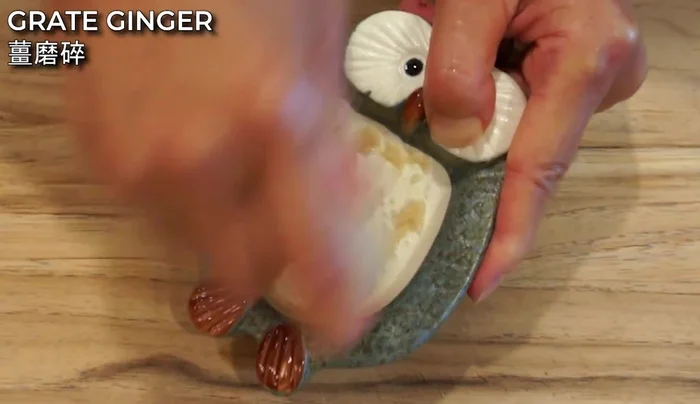 Grate some ginger for garnishing. The amount depends on your preference.