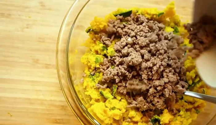Add butter and cooked ground beef to the mashed pumpkin. Mix well. Add cinnamon (optional).