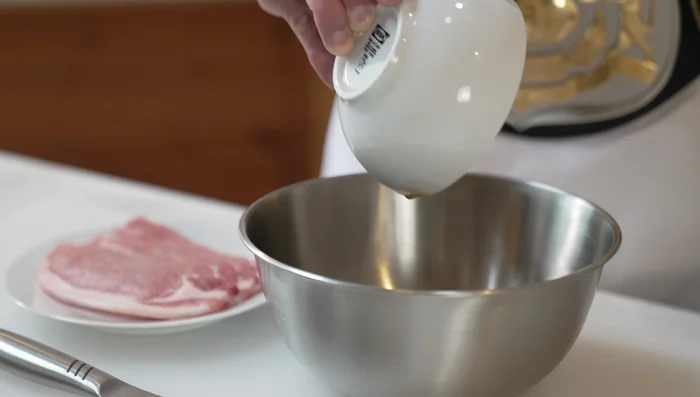 Add the thinly sliced pork to the bowl with the seasoning and mix well. Set aside for 5-10 minutes.