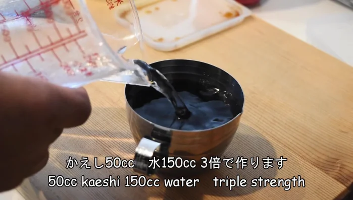 Prepare the sauce: Mix soy sauce, mirin, and sugar in a 3:1:1 ratio (approximately 50cc total). Add a bit of dashi. Adjust the amount of liquid as needed; about 100cc is ideal.