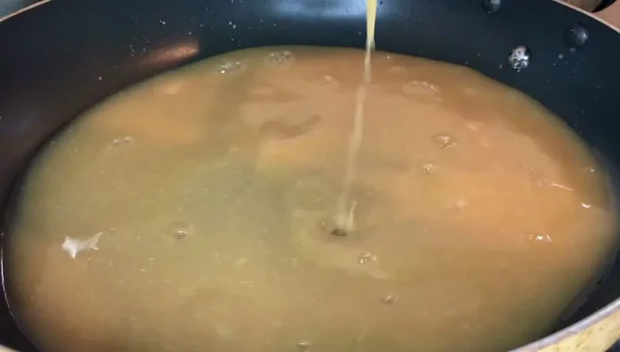 Boil the sauce in a frying pan and add Negi (green onions). (105.6)
