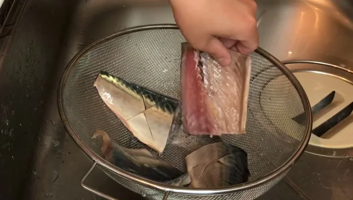 Pour boiling water over the fillets. (95.579)