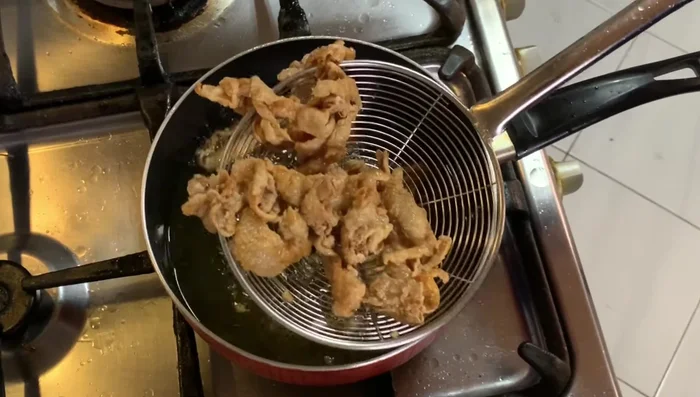 Cook the chicken skin in batches in a pan over medium heat.