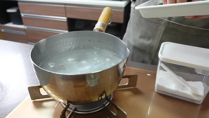 Boil okra for 40 seconds with salt, then immediately transfer to cold water to cool.