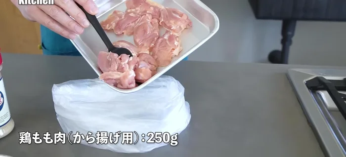 Prepare the chicken: Cut chicken into bite-sized pieces. Place in a plastic bag and mix thoroughly with Spice 21, minced garlic, and some ketchup.