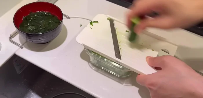 Soak the wame in water and cut 2 cucumbers using a slicer. Sprinkle salt on it, rub it in, and leave it for 10 minutes. After 10 minutes, rinse with water and squeeze out the water. Press 3 tablespoons of the mixture into a container, add 1 teaspoon of sugar, and a little salt, mix, add the cucumber and wamagushi, mix, sprinkle with sesame seeds, and it's done.