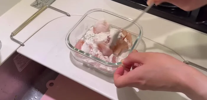 Make Nameyannyomi Chicken. Place the chicken breasts in a heat-resistant container and sprinkle with salt, pepper, and 1 tablespoon of potato starch. Mix 1 tablespoon each of the ketchup and yakiniku sauce, wrap in plastic wrap, and microwave for 2 minutes. Mix and microwave for a further 3 minutes. Sprinkle sesame seeds on top and mix to finish.
