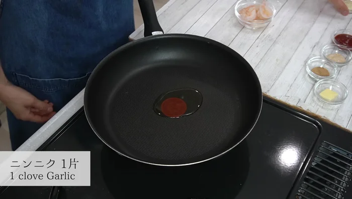 Heat olive oil in a frying pan over medium heat. Add minced garlic and sauté until fragrant.