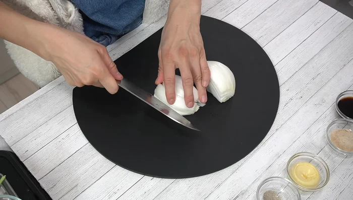 Cut the onion into skewers. Cut it in half, then into thirds, and cut off the core part.