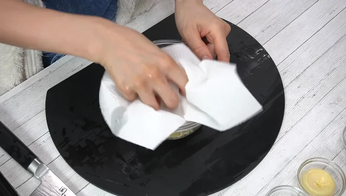 Rinse bean sprouts and wipe off excess water.