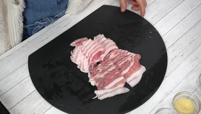 Cut the pork belly into bite-sized pieces and season with salt and pepper.