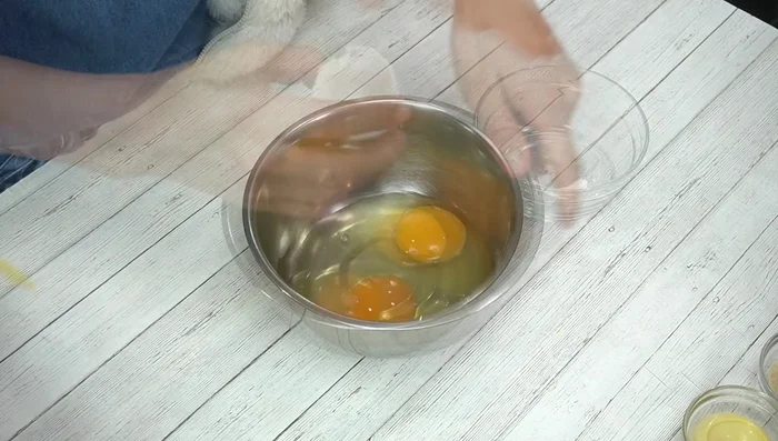 Beat eggs with mayonnaise in a bowl.