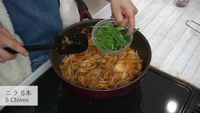 Add chives, stir-fry briefly.
