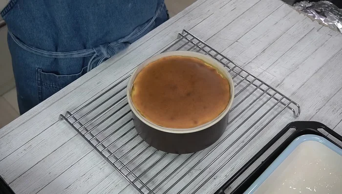 Cool and chill: Remove the cheesecake from the oven and let it cool completely on a cake cooler. Cover with plastic wrap and chill in the refrigerator for at least half a day (or 5 hours).