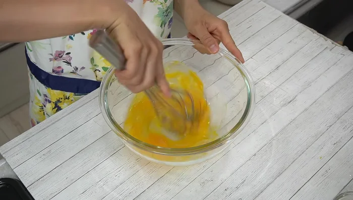 In a bowl, whisk the eggs lightly, then quickly add the granulated sugar and mix well to prevent lumps.