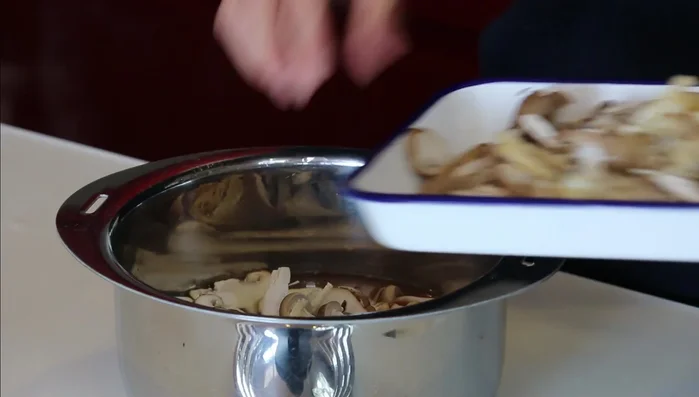 Place mushrooms and aburaage on top of the rice in the rice cooker. Do not mix.