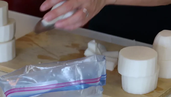 Place the daikon radish sticks in a freezer bag, add salt, seal the bag, and mix well. Put it in the fridge overnight to allow water to drain.