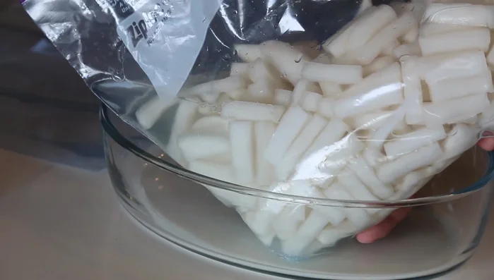The next day, squeeze out excess water from the daikon radish and place it in a new freezer bag.