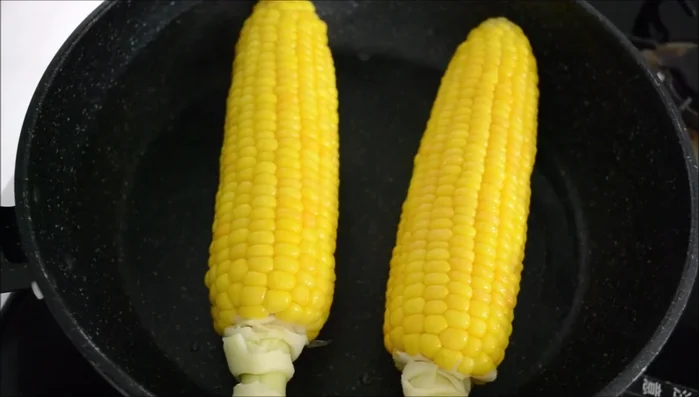 Take the corn out of the pan and use a paper towel to dry off any moisture from the surface. [66.159]