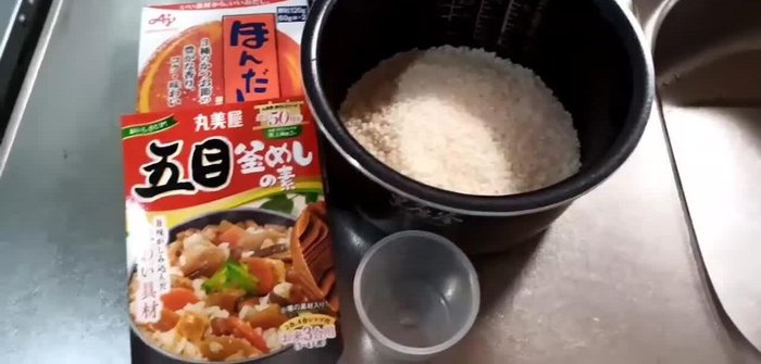 Prepare the Marumiya Gomoku Kamameshi no Moto seasoning packet and rice.