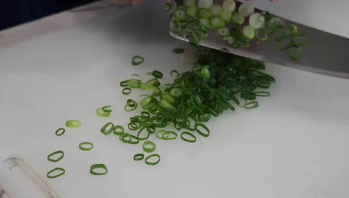 Thinly slice green onions. Peel and grate the nago yam.