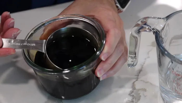 Prepare the sauce by mixing water and mentsuyu (store-bought or homemade).