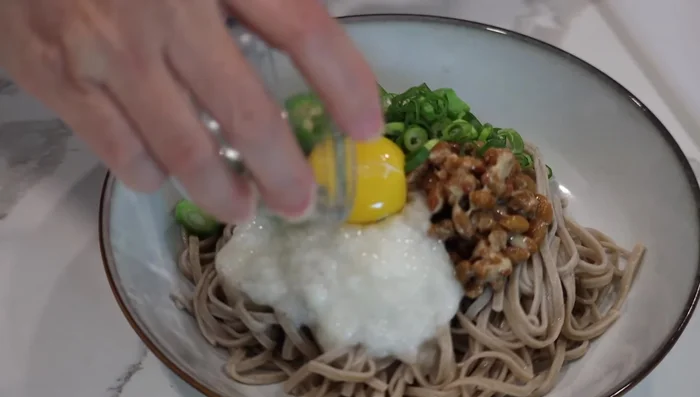 Pour the mentsuyu sauce over the noodles and sprinkle with shichimi togarashi.