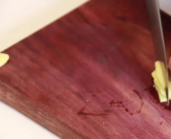 Prepare the vegetables: Peel and slice the ginger into small pieces. Cut the carrots into smaller semicircular pieces. Halve the onion and cut into slices. Halve the leak and cut diagonally. Optionally, use a red onion instead.