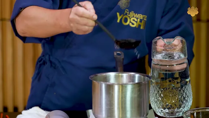 Prepare the tsukiru sauce: Boil water, hondashi, mirin, and soy sauce. Remove from heat immediately and let cool.