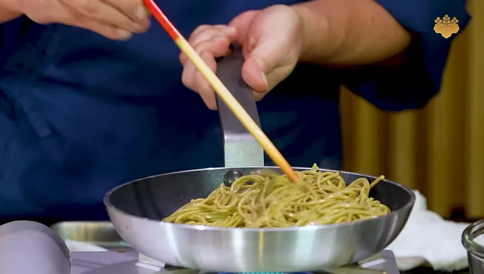 Lightly fry the soba noodles in a bit of oil.